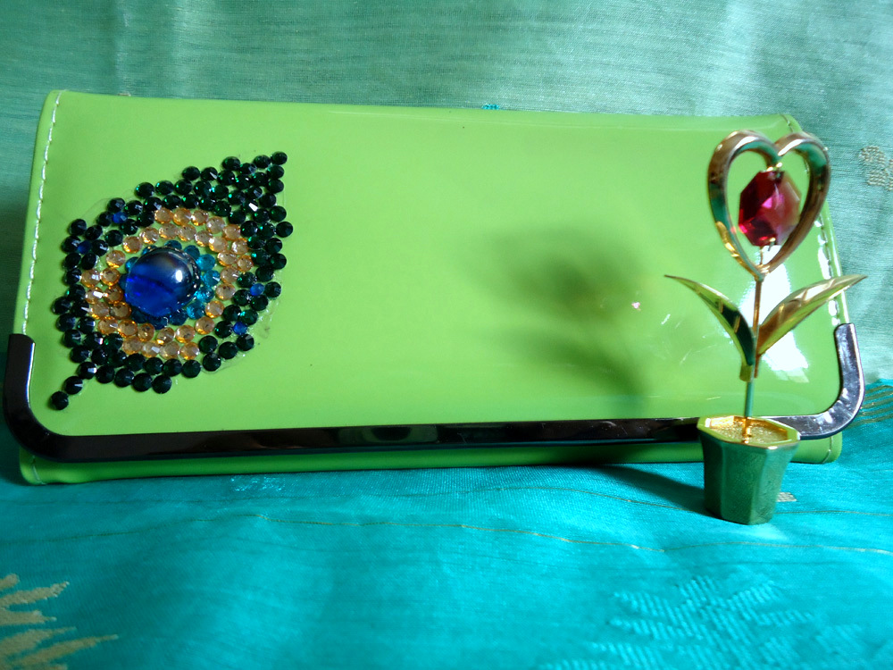 Free Information and News about Handmade Party Clutches for sale - Handmade Gifts - Hand decorated trendy clutches - Handmade Gifts India Online - Handmade Giftables for sale